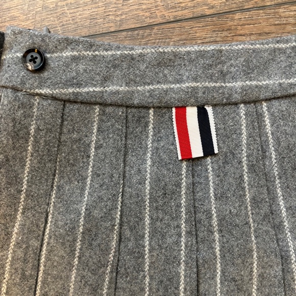 Momoshero Pinstripe Pleated Asymmetrical Mini Skirt Sz XS - Picture 7 of 8